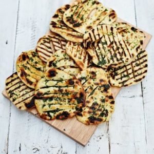 4 Flatbreads with garlic and herb butter